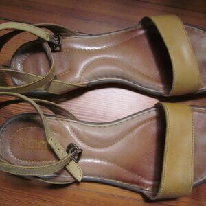 Born Alice Flat Leather Comfort Sandals in Yellow